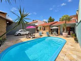 Vista externa de uma piscina e área de lazer em Lajeado, Brasil.