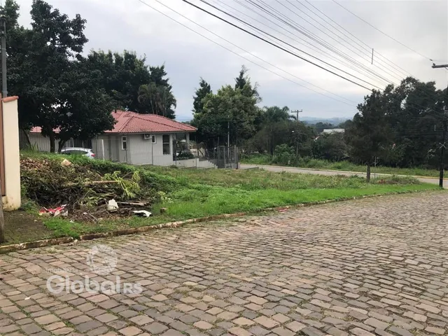 A fachada de uma casa em Lajeado, Brasil, com vegetação ao redor.
