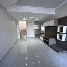 Corredor interno com piso claro e armários embutidos.