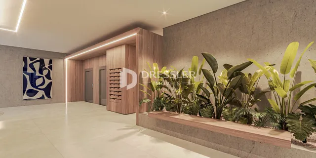 Corredor moderno com painéis de madeira e jardim de plantas.