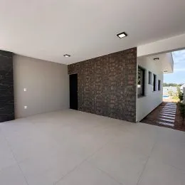 Foto de um ambiente interno amplo com paredes brancas e piso claro.