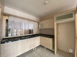 Vista interna de uma sala com armários e piso de cerâmica.