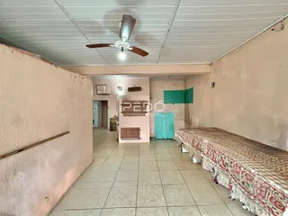 Foto de um corredor interno de uma residência com piso de cerâmica.