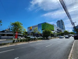 Fachada de um prédio comercial em Lajeado, Brasil, com uma estrada à frente.