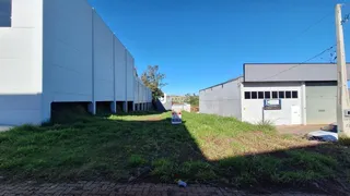 Vista da fachada de um prédio em Lajeado, Brasil, com gramado na frente.