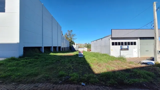 Vista da fachada de um prédio em Lajeado, Brasil, com gramado na frente.