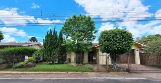 Fachada de uma residência com cerca e vegetação em Lajeado, Brasil.