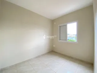 Ambiente interno com paredes brancas e piso de cerâmica.