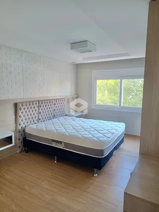 Quarto com cama e janela em um imóvel.