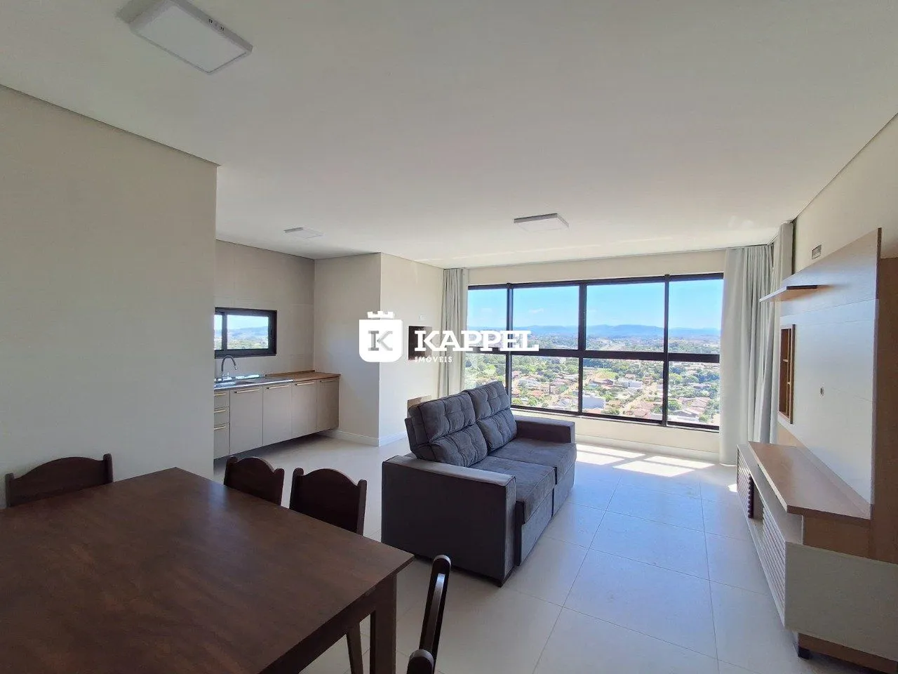 Sala de estar ampla com grande janela oferecendo vista panorâmica da paisagem.