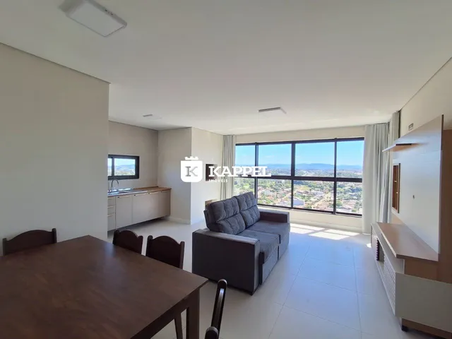 Sala de estar ampla com grande janela oferecendo vista panorâmica da paisagem.
