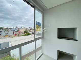 Vista da paisagem urbana através de uma grande janela de uma propriedade em Lajeado.