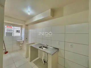 Foto interna de um banheiro com revestimento cerâmico branco e pia.