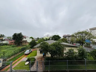 Fachada de uma residência com jardim e cerca em Lajeado, Brasil.