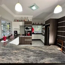 Foto da cozinha de um imóvel em Lajeado, Brasil, mostrando armários e bancadas.