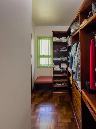 Hall de entrada com piso de madeira e guarda-roupa.