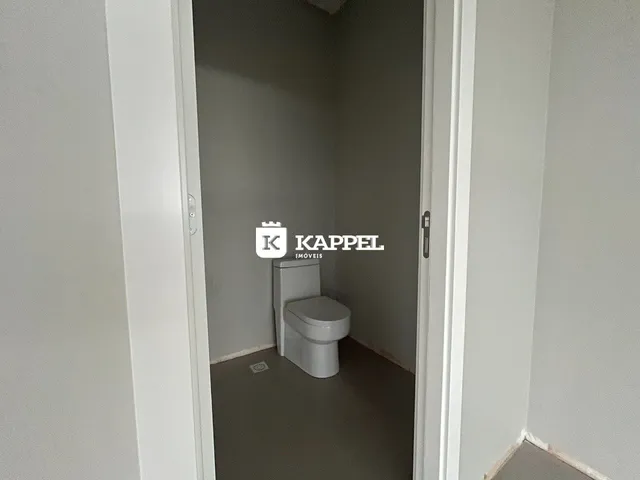Uma foto interna mostra um banheiro com um vaso sanitário.