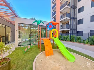 Foto da área externa com um playground e jardim de uma residência em Lajeado.