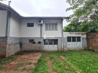 Fachada de uma residência em Lajeado, Brasil, com muro de alvenaria e portão de metal.