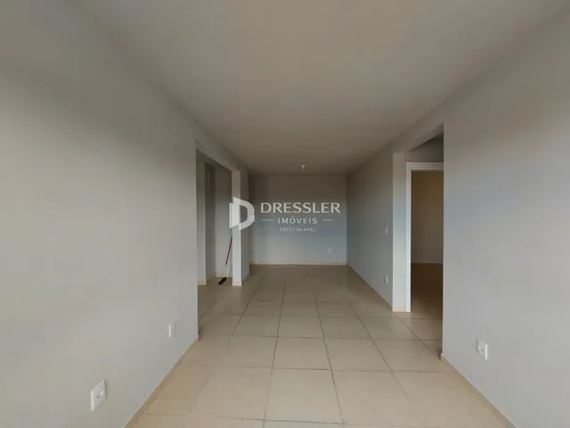 Foto do corredor interno de uma residência.