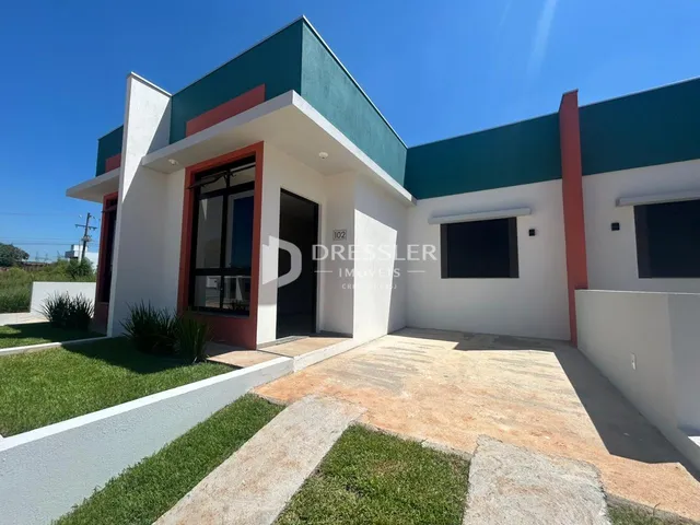 Fachada de uma casa moderna com detalhes em verde e vermelho em Lajeado, Brasil.