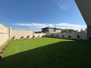 Vista da fachada de uma residência com jardim gramado em Lajeado, Brasil.