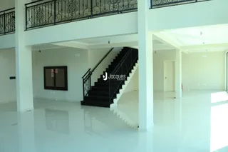 Vista interna de um imóvel com escadaria e área aberta.