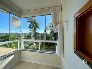 Vista ampla da propriedade com vista para a paisagem verde.