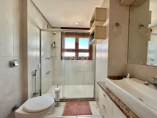 Foto de um banheiro com box de vidro e vaso sanitário em Lajeado.