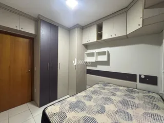 Quarto com armários embutidos e cama em um ambiente claro.