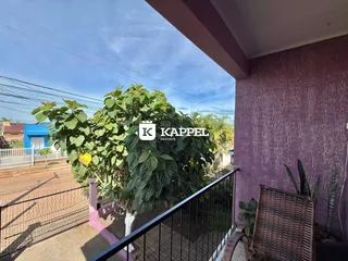 Foto da fachada de uma residência com vegetação exuberante em Lajeado.