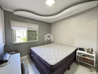 Quarto com cama e janela em ambiente moderno.