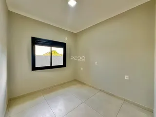 Vista interna de um cômodo com piso de cerâmica e parede clara.