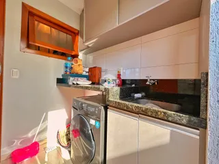 Foto de uma cozinha com armários e bancada em Lajeado.