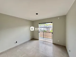 Vista interna de um ambiente com piso de cerâmica e porta de vidro.