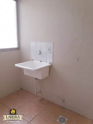 Foto de um banheiro com pia branca instalada na parede.