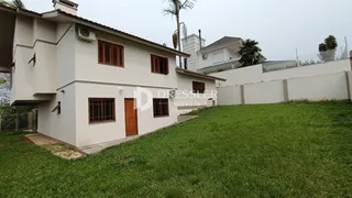 Fachada de uma residência em Lajeado, Brasil, com jardim gramado na frente.