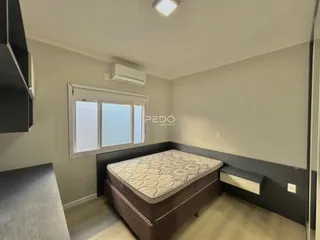 Quarto com janela e ar-condicionado instalado.