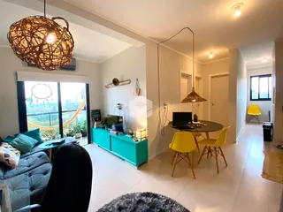 Sala de estar com grande janela e vista para o horizonte em Lajeado.
