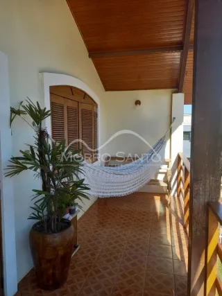 Hall de entrada com forro de madeira aparente.