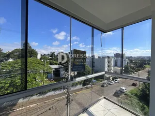 Vista externa de um imóvel em Lajeado, Brasil, vista através de painéis de vidro.