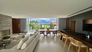 Sala de estar com vista para o exterior de uma residência.