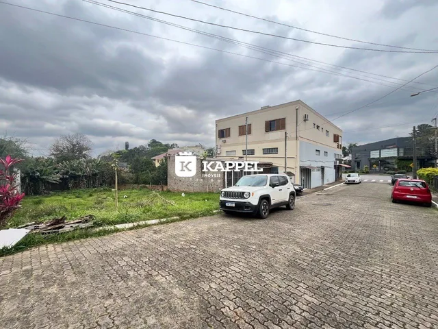 A foto exibe a fachada de um prédio comercial em Lajeado, Brasil.