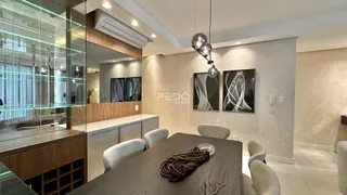 Imagem de uma sala de jantar moderna com decoração contemporânea.