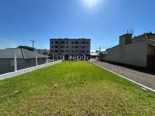 Vista externa de um imóvel com gramado verde em Lajeado.