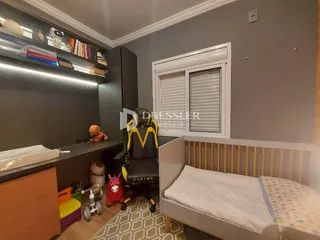 Quarto com cama e estante na parede de uma residência.