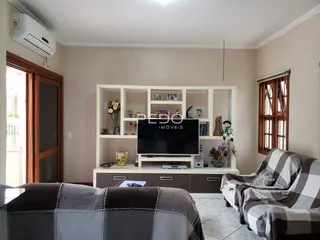 Sala de estar com sofá e estante de TV em um apartamento.
