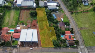 Vista aérea do terreno residencial em Lajeado, mostrando a área verde e as construções.