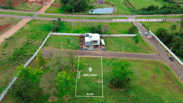 Vista aérea de um terreno com vegetação e um corpo d'água.