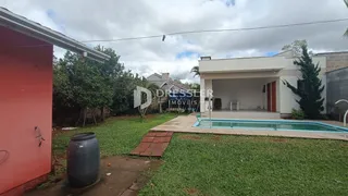 Fachada de uma casa com quintal e piscina em Lajeado, Brasil.